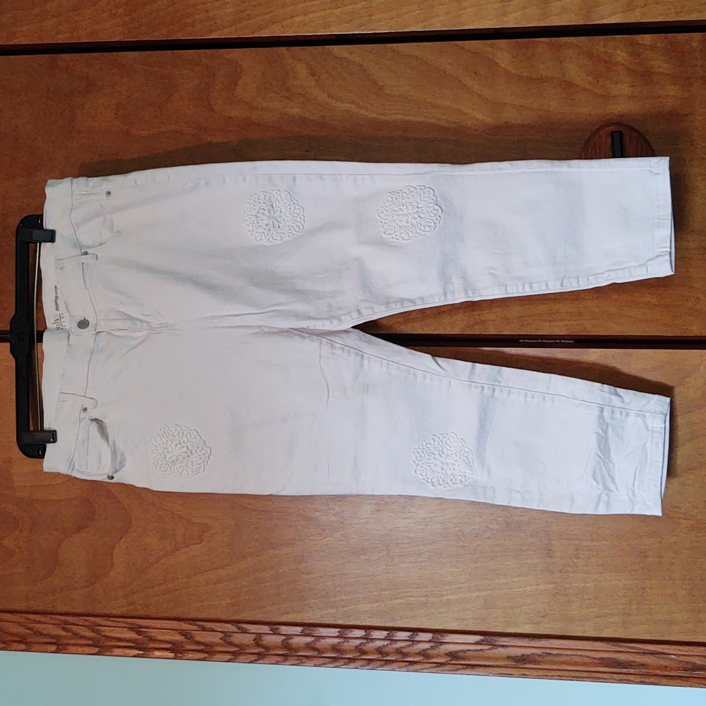 New York & Co. White Legging Jean Crops with embroidery